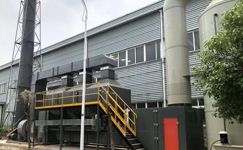 Activated carbon adsorption catalytic combustion device